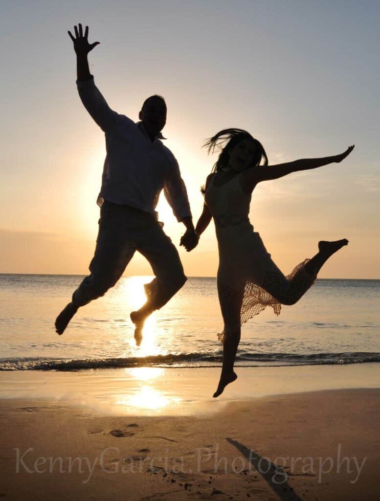 Parejas fotografiadas en bellos atardeceres en la Playa